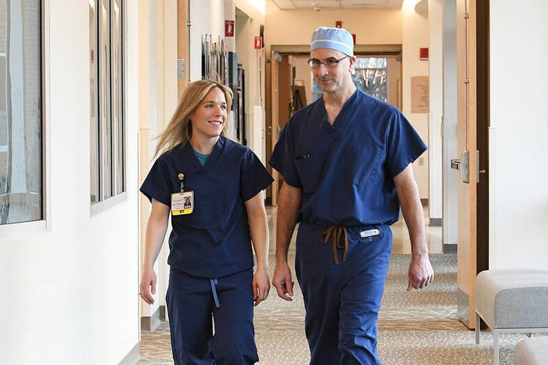 十大博彩推荐排名卫生 caregivers walking in a hallway